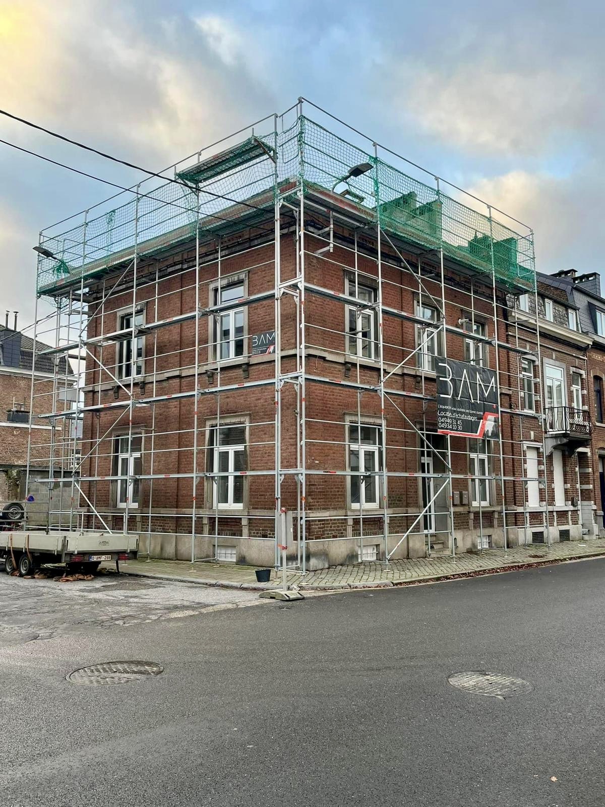 Échafaudage de façade BAM sur une maison en rénovation à Ensival