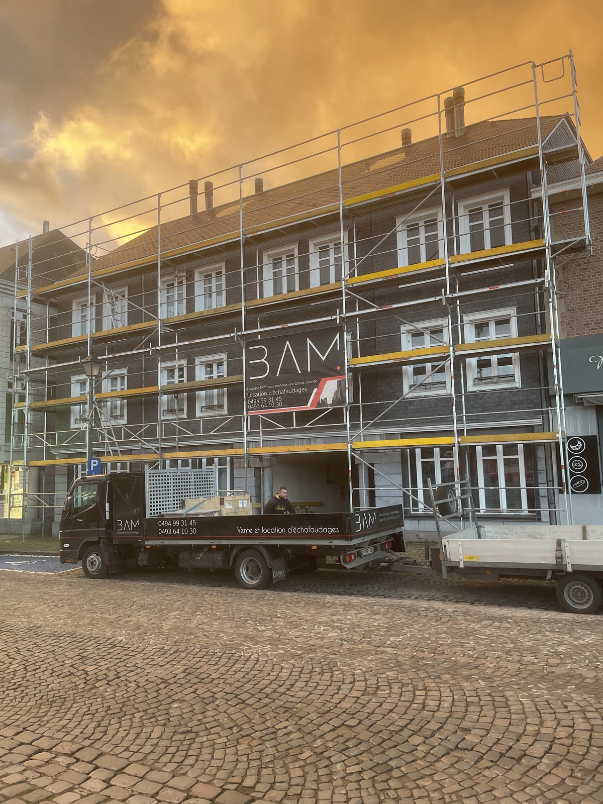 Échafaudage BAM monté sur une façade en Wallonie